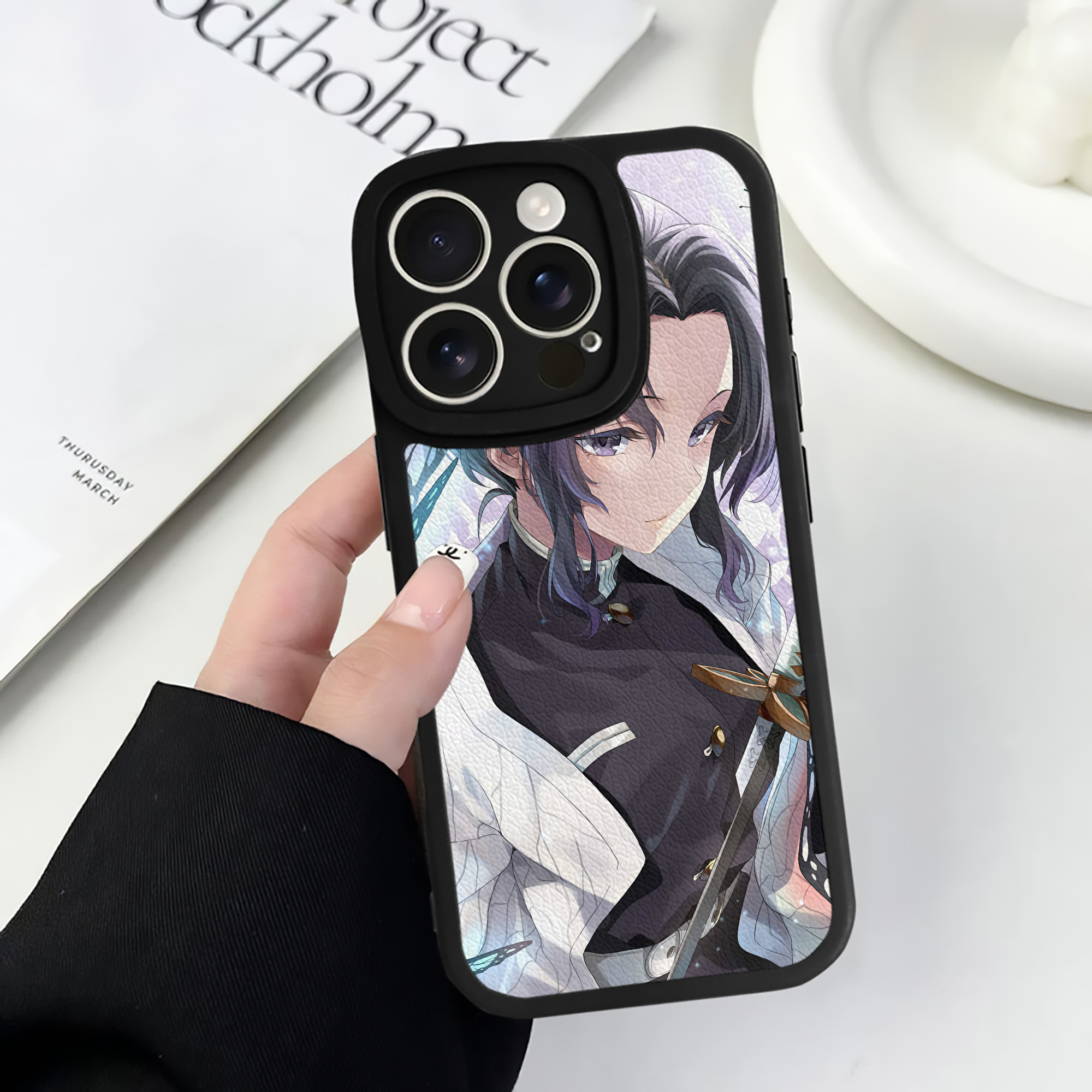 （画像用） 鬼滅の刃（きめつのやいば）蟲柱-胡蝶 しのぶ／こちょう しのぶ Kochou Shinobu 【iPhone 16シリーズ対応】シリコンスマホケース（レザー調） 材質：シリコン